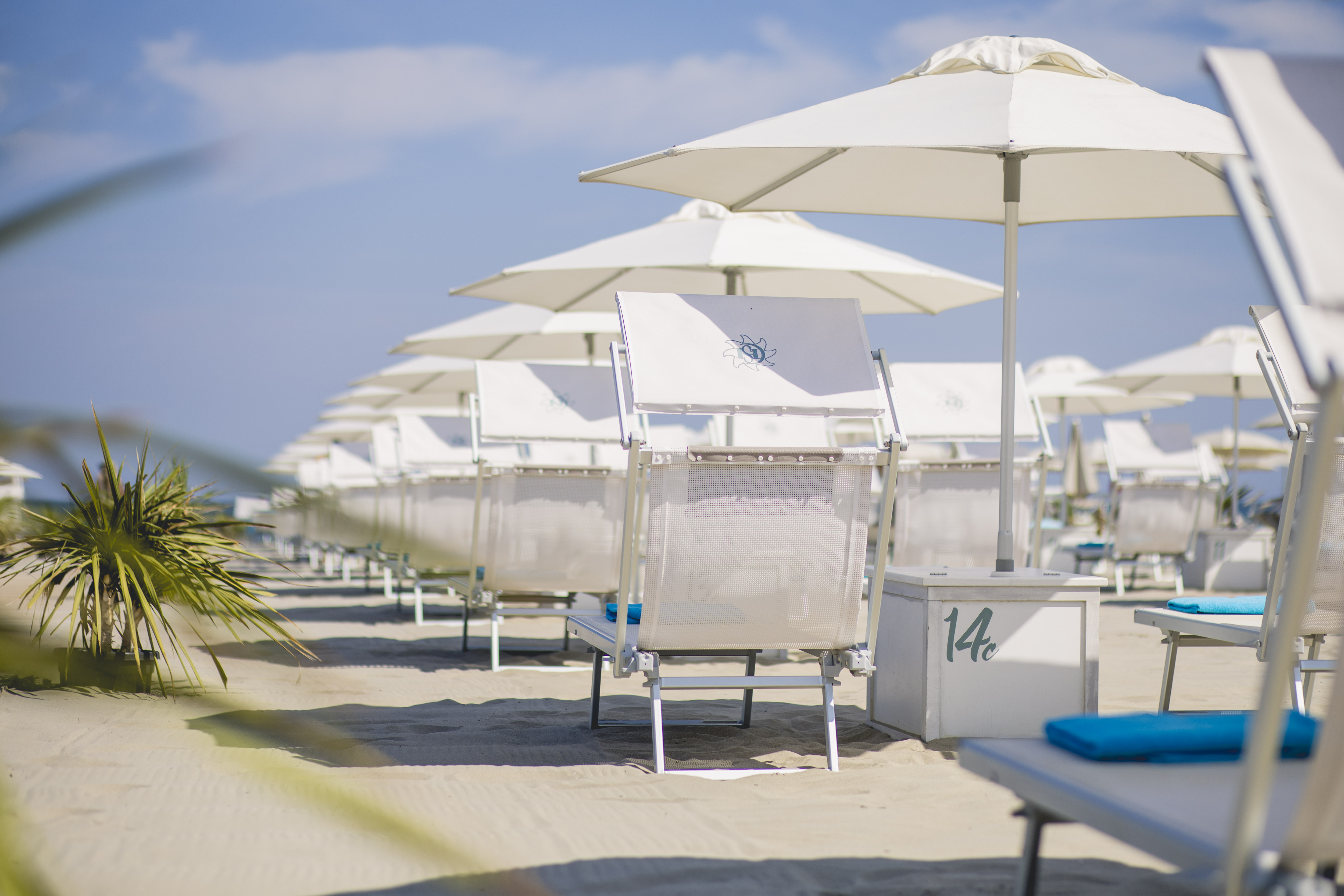 bagno giuliano 247 milano marittima spiaggia con parcheggio oltre 5 metri fra ombrelloni