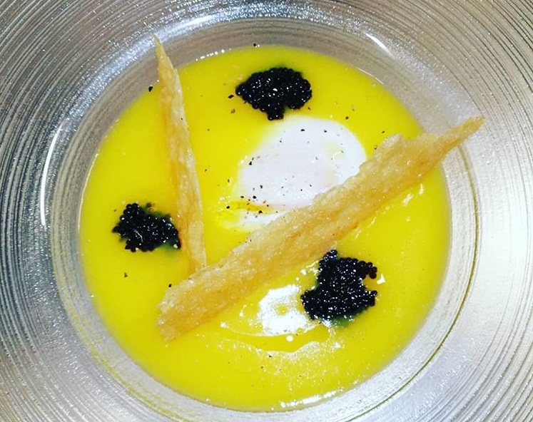 Crema di patate allo zafferano uovo poché cialda di parmigiano e caviale