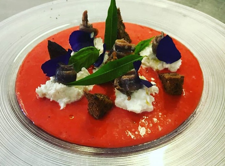 Gazpacho con burrata, acciughe di Cesenatico e crostini di pane integrale