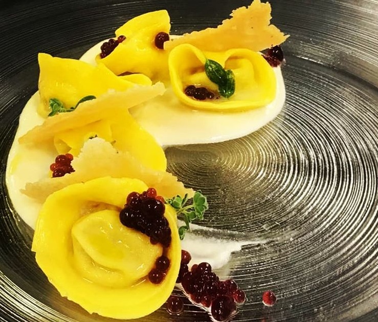 Ravioli d'anatra con fonduta di parmigiano, cialda e perle al porto cucina hotel saraceno