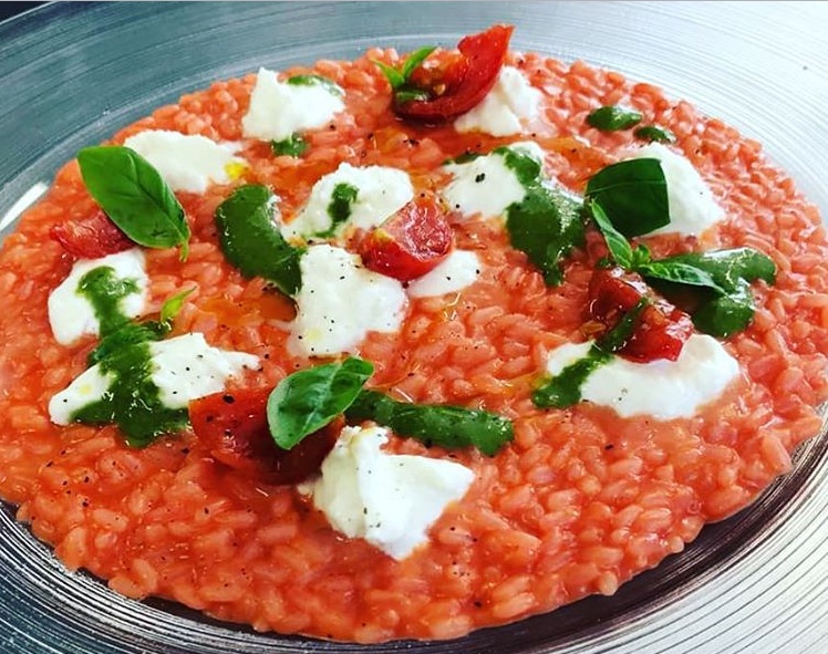 Risotto con pomodoro fresco, stracciatella e pesto alla genovese