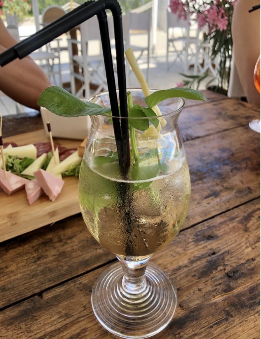 aperitivo sulla spiaggia con tagliere di salumi bagno giuliano 247 milano marittima 