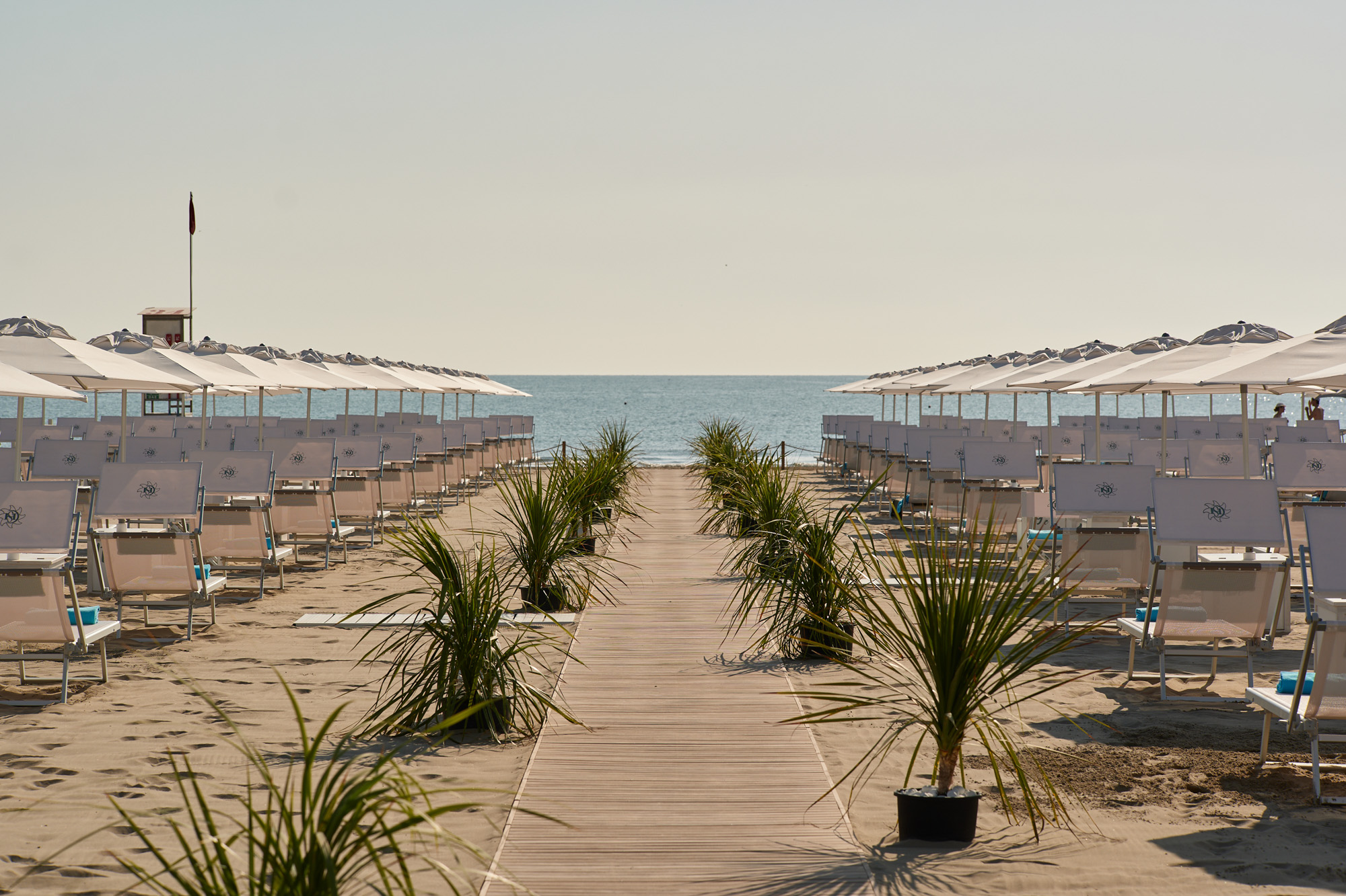 bagno giuliano 247 lungomare milano marittima spiaggia distanziata passerella con palme