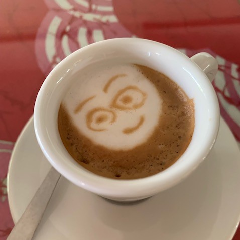 caffè macchiato con sorriso hotel colazioni in giardino hotel saraceno milano marittima