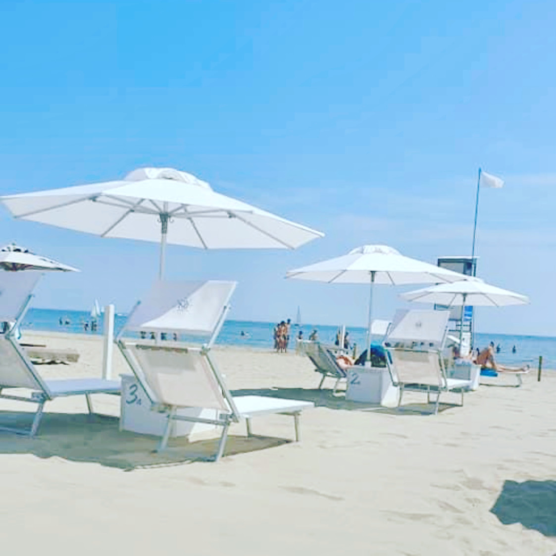 spiaggia privata hotel saraceno milano marittima bed e breakfast, ombrelloni distanziati, spiaggia tranquilla e silenziosa, servizio all'ombrellone, ombrelloni in prima fila, 