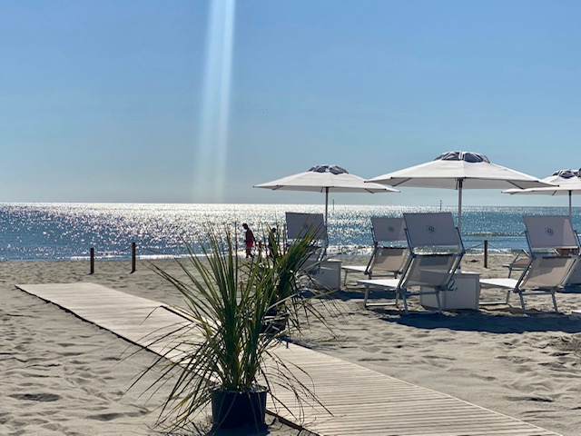 spiaggia bagno giuliano 247 spiaggia distanziata, lungomare milano marittima ombrelloni distanziati e aperitivo sulla spiaggia