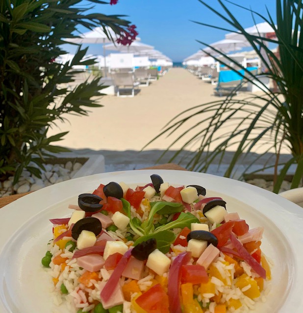 Ristorante sulla spiaggia bagno giuliano 247 milano marittima ombrelloni distanziati