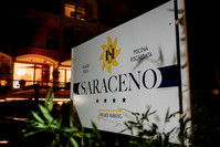 Insegna notturna illuminata dell'Hotel Saraceno a Milano Marittima con indicazioni per piscina riscaldata e parcheggio.